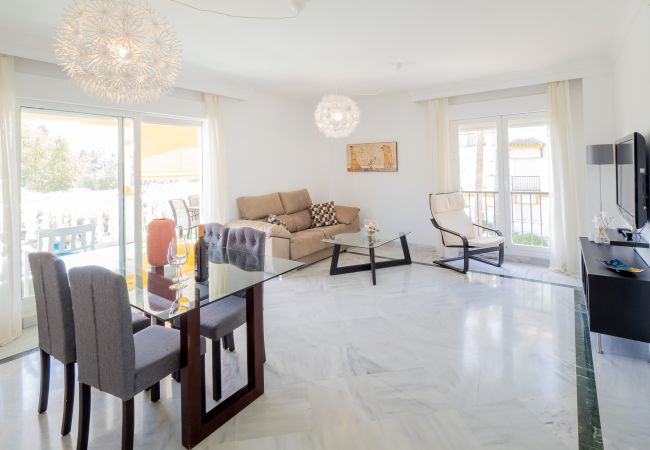 Salón comedor de este apartamento en Los Naranjos (Marbella)