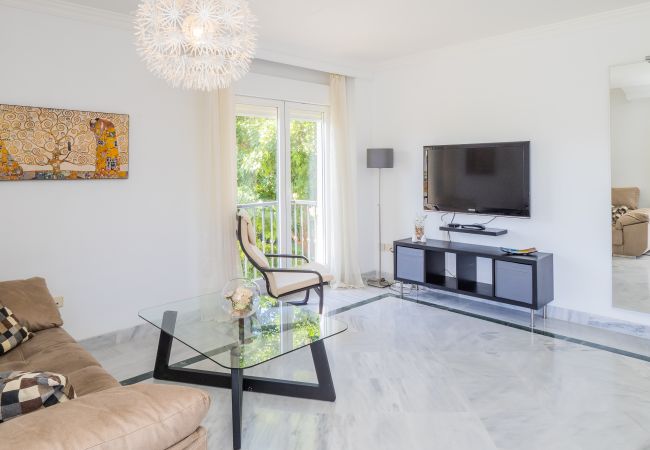 Salón comedor de este apartamento en Los Naranjos (Marbella)