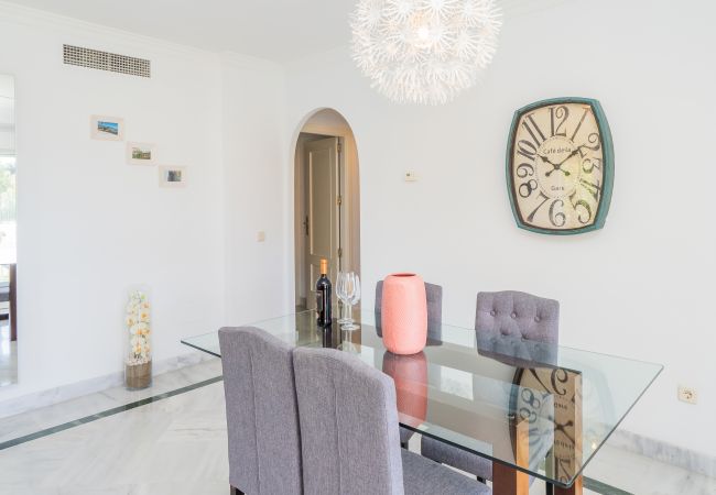 Salón comedor de este apartamento en Los Naranjos (Marbella)