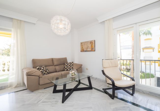 Salón comedor de este apartamento en Los Naranjos (Marbella)