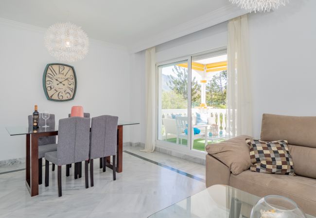 Salón comedor de este apartamento en Los Naranjos (Marbella)