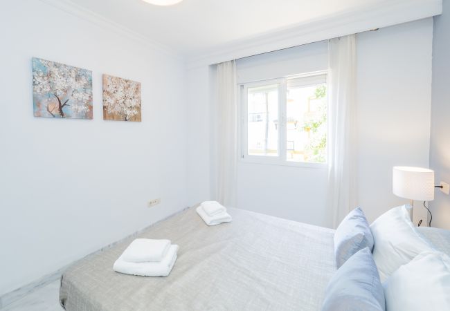 Dormitorio de este apartamento en Los Naranjos (Marbella)