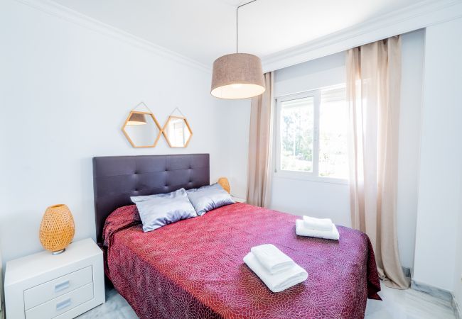 Dormitorio de este apartamento en Los Naranjos (Marbella)