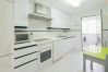 Cocina de este apartamento en Los Naranjos (Marbella)