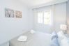 Dormitorio de este apartamento en Los Naranjos (Marbella)