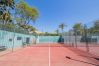 Pista de tenis de este apartamento en Los Naranjos (Marbella)