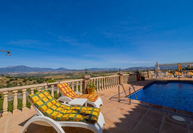 Piscina de esta casa en Sierra Gorda, Coín