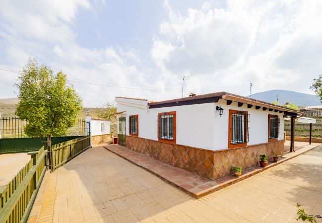 Terraza de esta casa rural en Pizarra