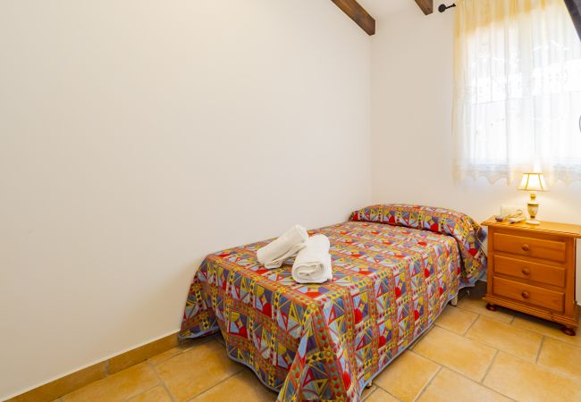 Dormitorio de esta casa rural en pizarra