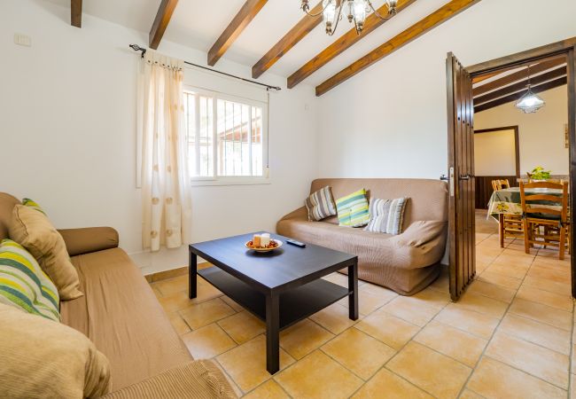 Salón de esta casa rural en Pizarra