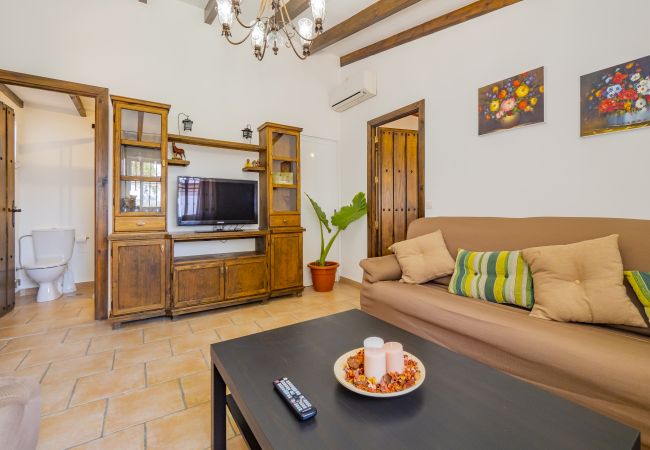 Salón de esta casa rural en Pizarra