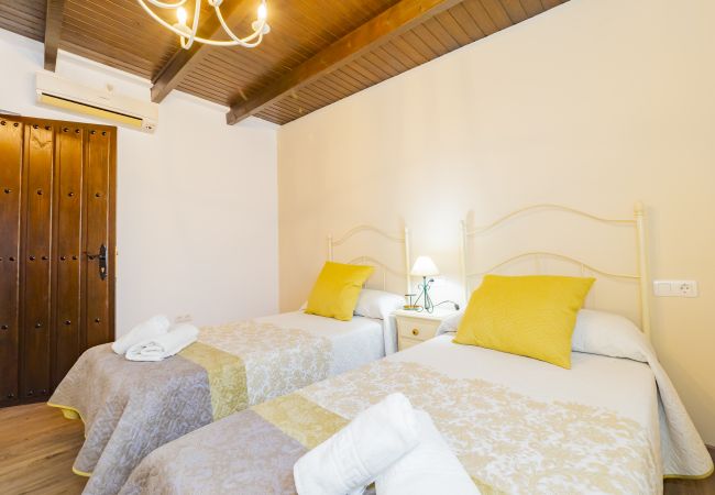 Dormitorio de esta casa rural en Pizarra