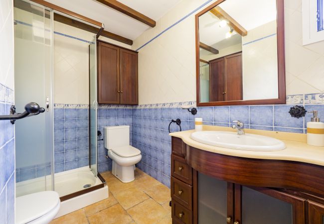 Baño de esta casa rural en pizarra