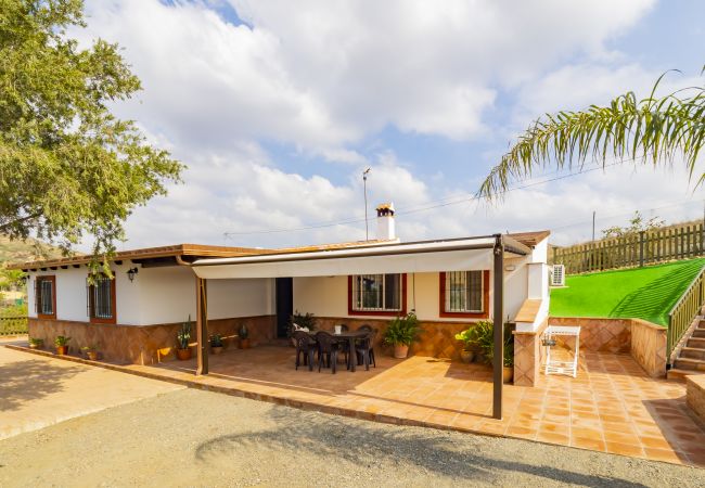 Terraza de esta casa rural en Pizarra
