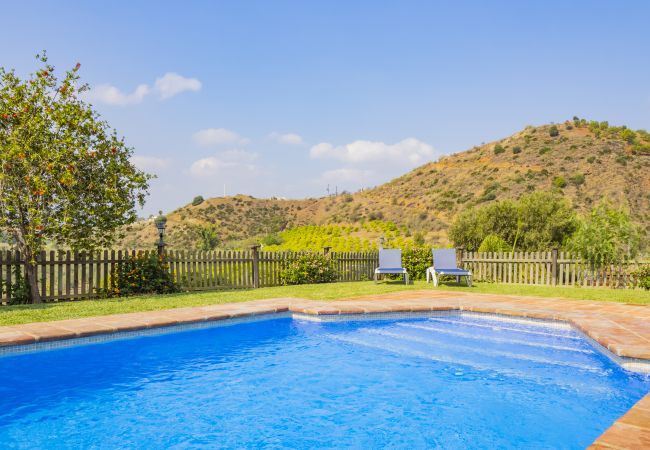 Piscina de esta casa rural en Pizarra