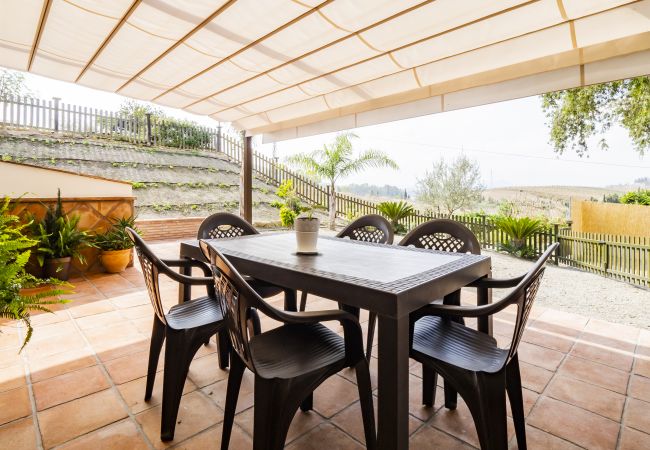 Terraza de esta casa rural en Pizarra