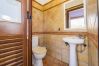 Baño de esta casa rural en pizarra