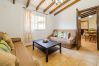 Salón de esta casa rural en Pizarra