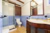 Baño de esta casa rural en pizarra