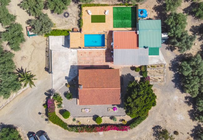 parcela vallada, piscina privada