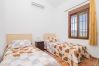 Dormitorio, ventana al exterior, aire acondicionado