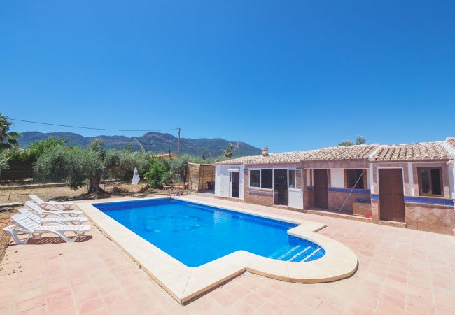 Exteriores y piscina de la casa