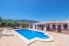 Exteriores y piscina de la casa