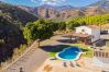 Casa rural con piscina privada. Muy familiar y con bonitas vistas. 