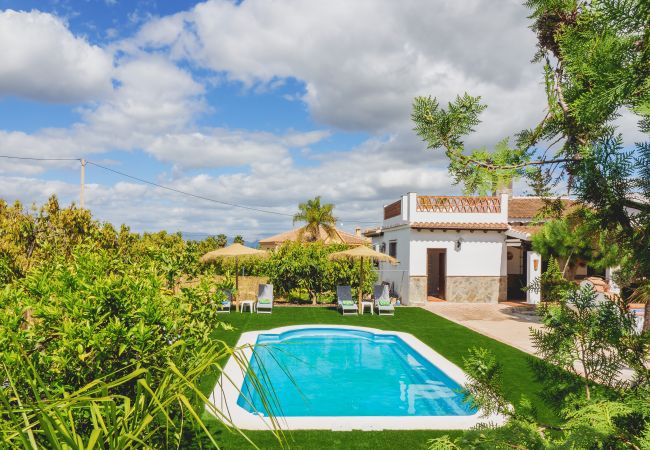 Piscina privada de casa rural familiar. 