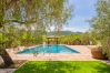 Piscina de la casa rural con dos cabañas y su entorno natural. 