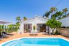 Vista genera del alojamiento con piscina privada. 
