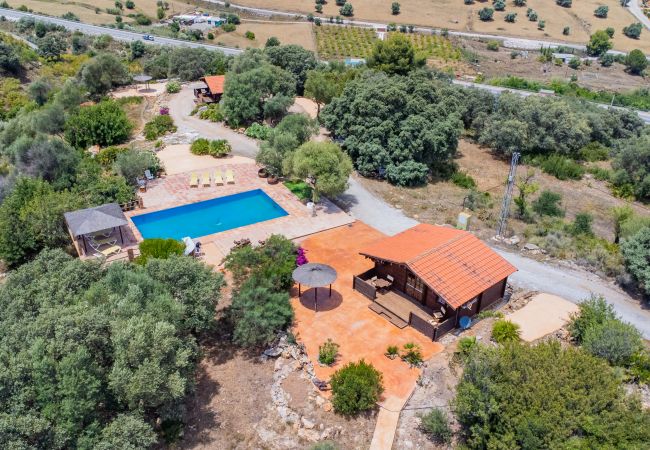 Piscina del alojamiento y su entorno natural de la encantadora cabaña de madera.  