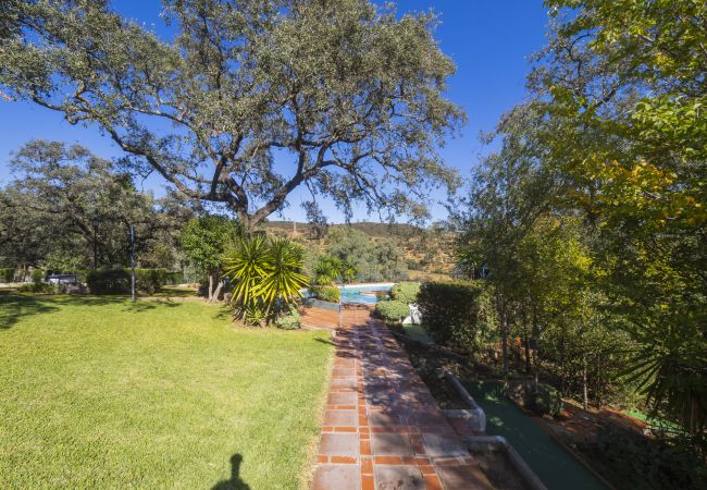 Casa rural en Guillena - Cubo's Quinta de los Cisnes & minigolf included