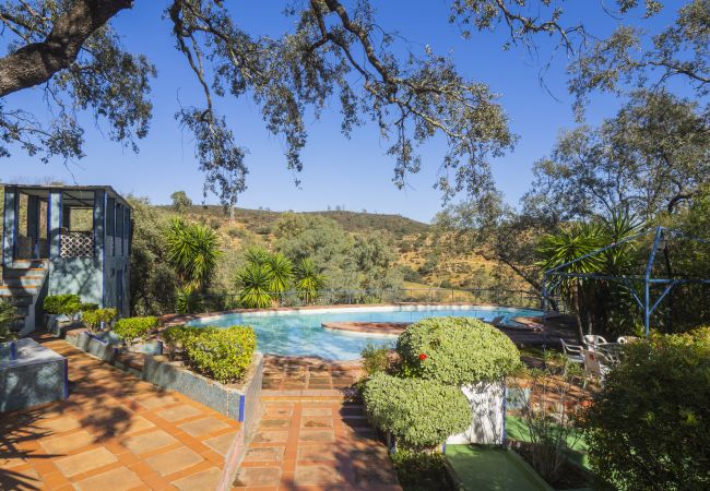 Casa rural en Guillena - Cubo's Quinta de los Cisnes & minigolf included