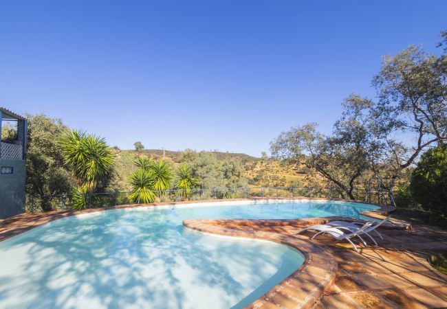 Casa rural en Guillena - Cubo's Quinta de los Cisnes & minigolf included