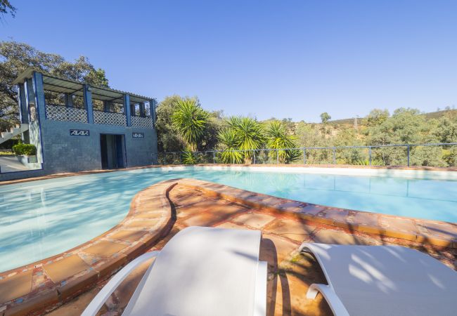 Casa rural en Guillena - Cubo's Quinta de los Cisnes & minigolf included