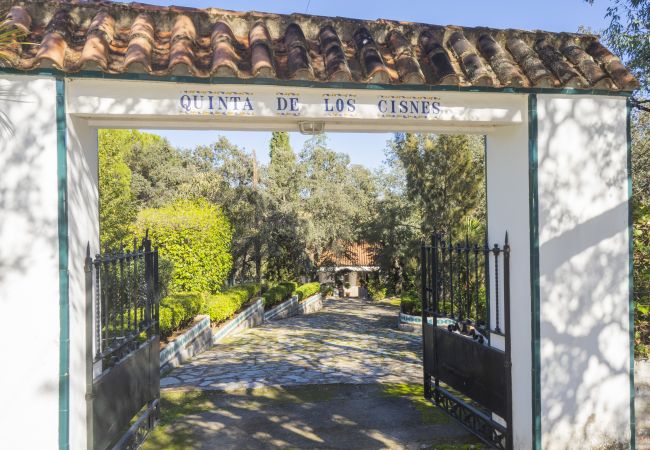 Casa rural en Guillena - Cubo's Quinta de los Cisnes & minigolf included
