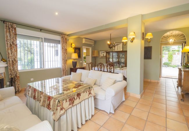 Casa rural en Guillena - Cubo's Quinta de los Cisnes & minigolf included