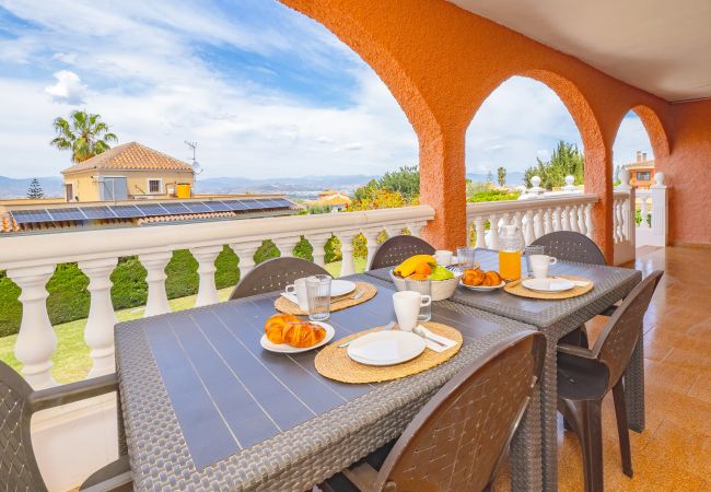 Casa rural en Alhaurin de la Torre - Cubo's Pink Townhouse Los Manantiales