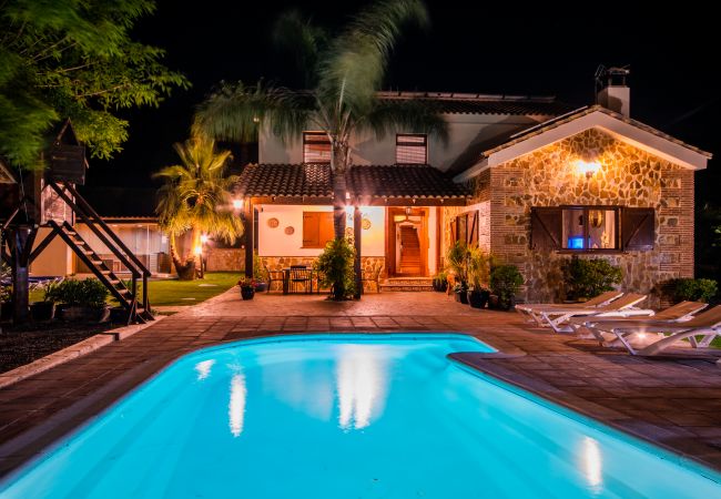 Heated pool of this villa in Alhaurín de la Torre