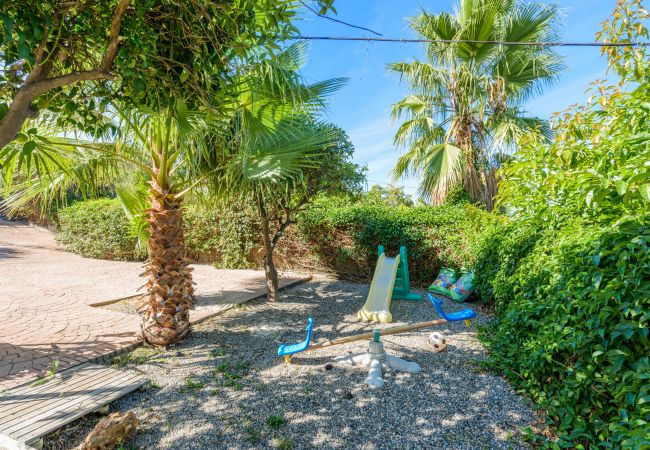 Garden of this wooden house in Alhaurín de la Torre