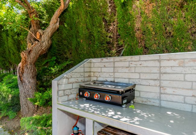 Barbecue in this wooden house in Alhaurín de la Torre