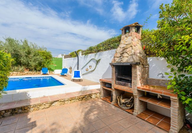 Barbecue of this house with fireplace in Alhaurín el Grande
