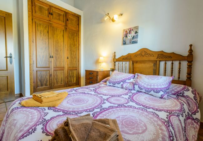 Bedroom of this house with fireplace in Alhaurín el Grande