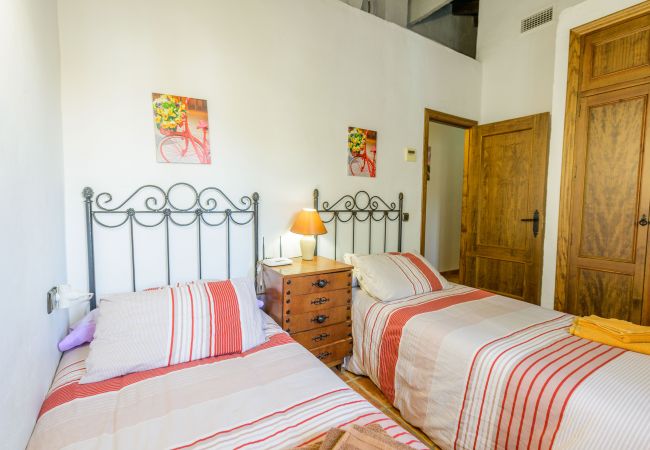 Bedroom of this house with fireplace in Alhaurín el Grande