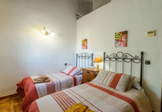 Bedroom of this house with fireplace in Alhaurín el Grande