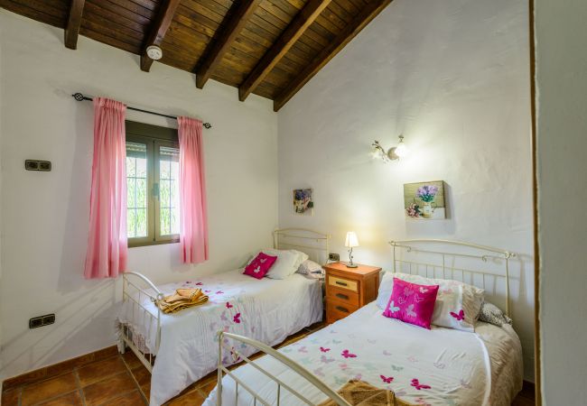 Bedroom of this house with fireplace in Alhaurín el Grande