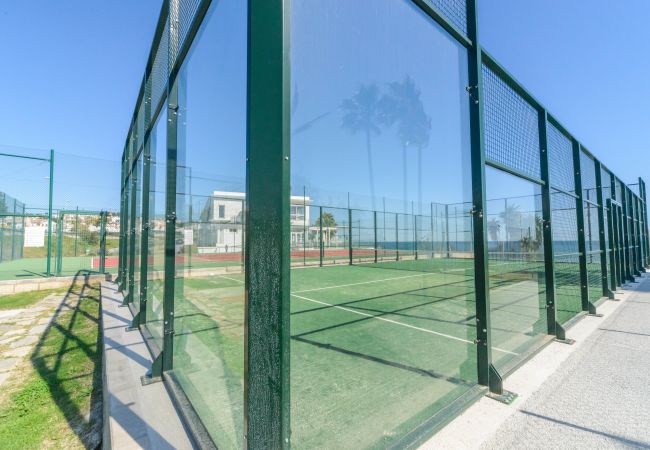 Paddle tennis courts of this apartment in Marbella