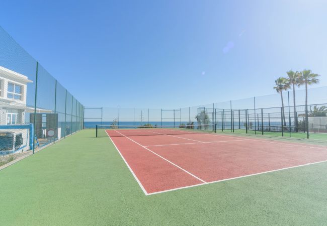 Community tennis courts of this apartment in Marbella