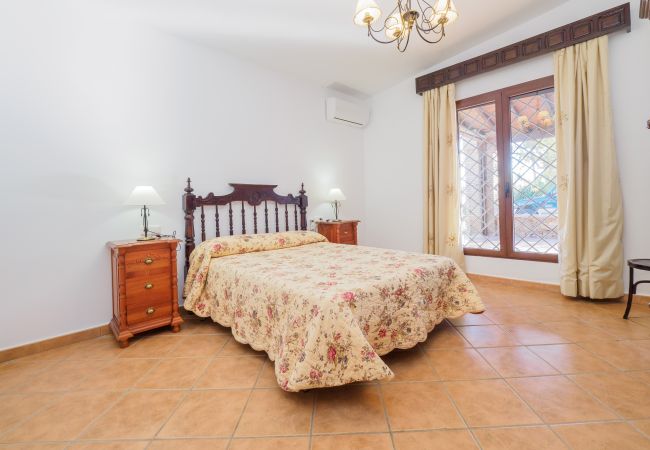 Bedroom of this country house in Alhaurín el Grande